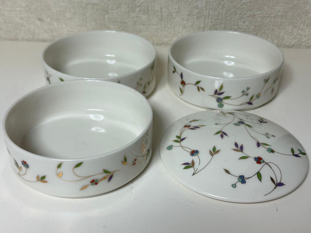 ur-bane 陶器製 丸型 御重 お重 重箱 蓋付 フタ付 色絵三段重箱 花詰