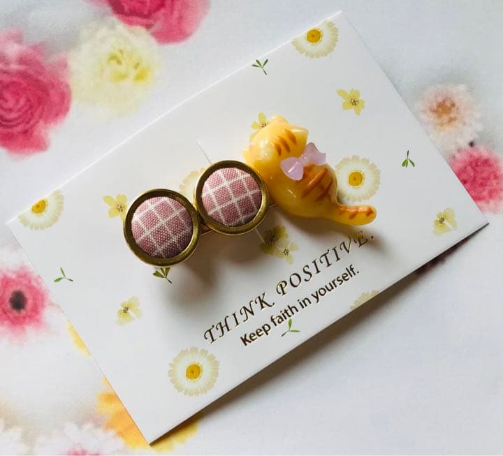 じゃれねこチャンとチェック柄ボタン　くすみ　ピンク　ヘアクリップ　トラネコ