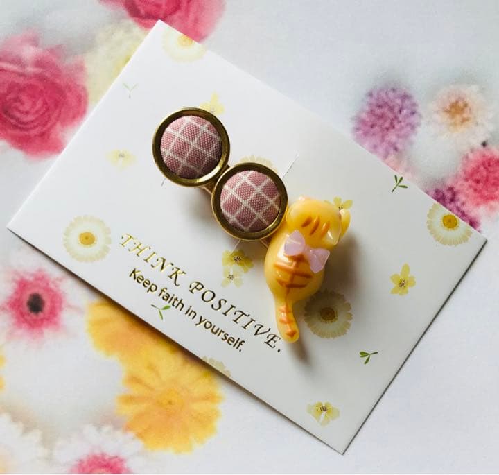 じゃれねこチャンとチェック柄ボタン　くすみ　ピンク　ヘアクリップ　トラネコ