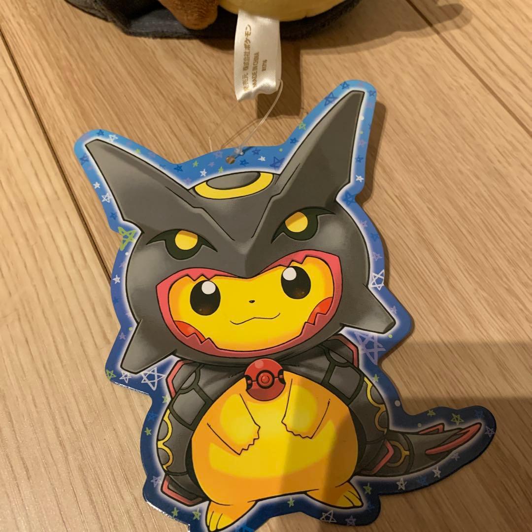 ポケモンセンター ぬいぐるみ 黒いレックウザポンチョを着たピカチュウ