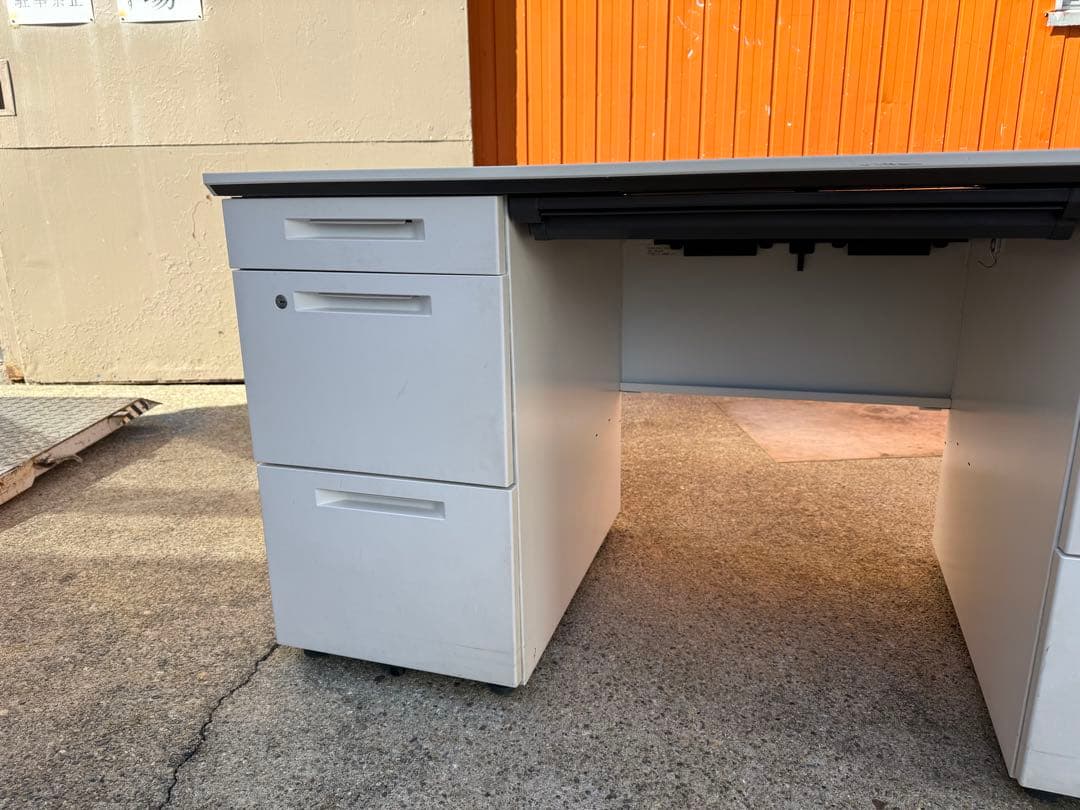 美品　在庫6台 コクヨ　両袖机　デスク　幅140 奥70 高さ72cm 愛知