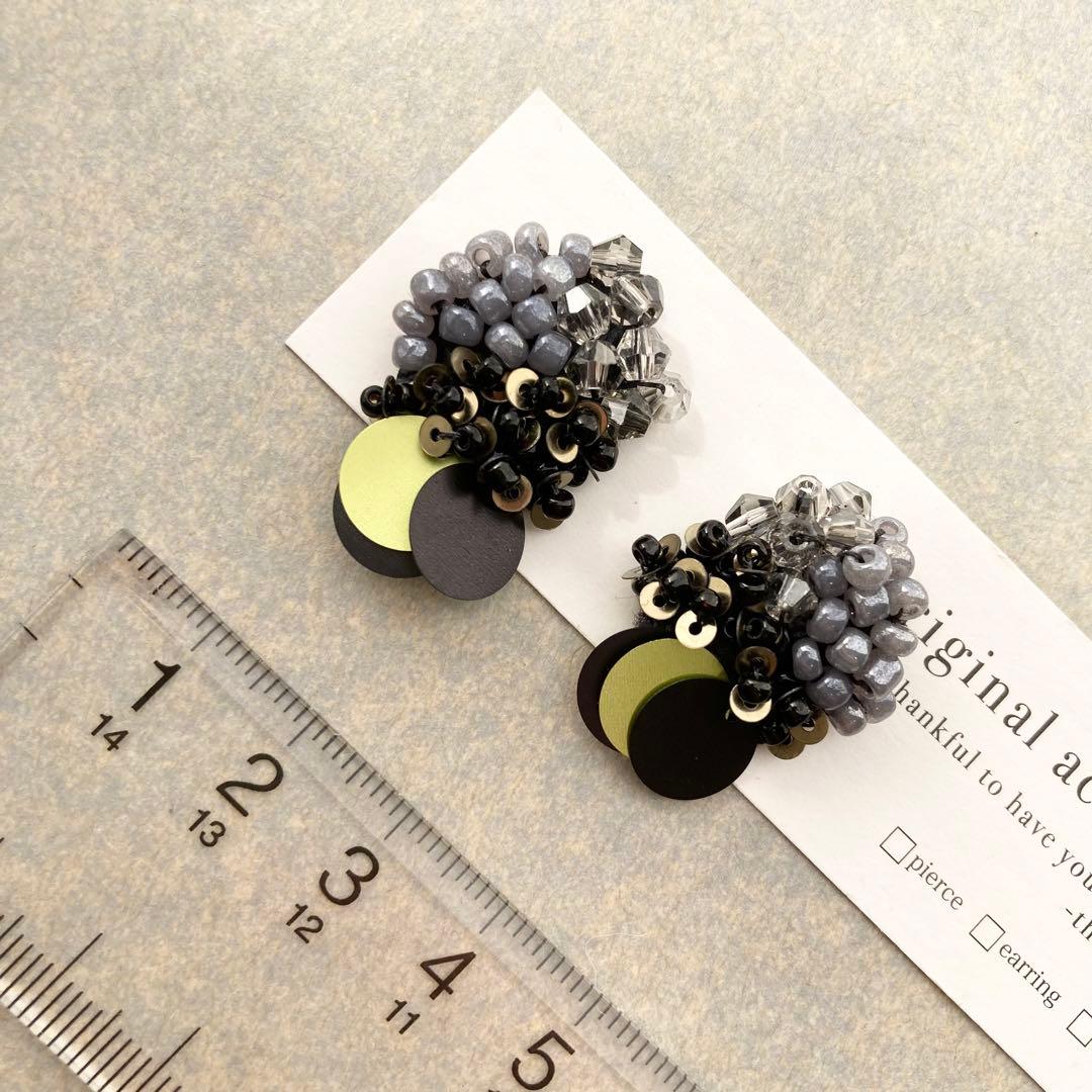 879.ビーズ刺繍ピアス　イヤリング