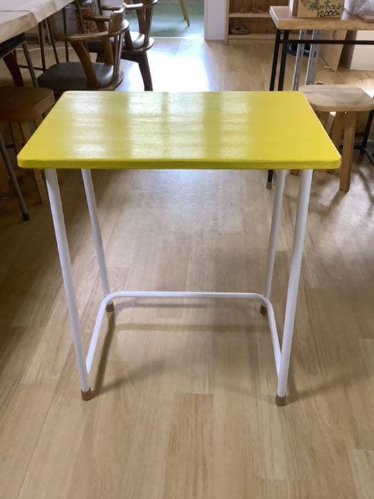 懐かしい学習机を黄色にリメイク