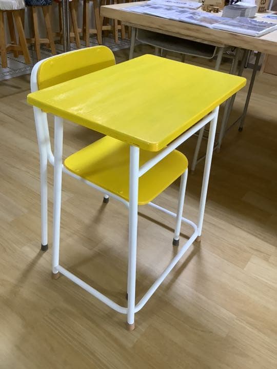懐かしい学習机を黄色にリメイク