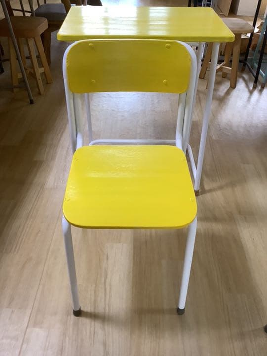 懐かしい学習机を黄色にリメイク