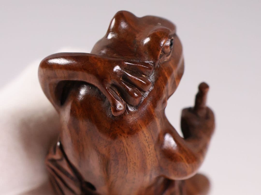 木製 提物 根付 朱氏銘 蛙 煙管 寝る 彫刻 木彫【MA891】