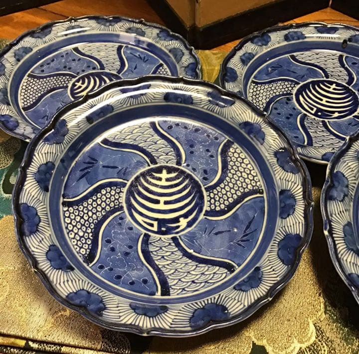 A553 古伊万里　染付　見込白抜寿文字　墨弾捻り紋様　綾花型　皿　5枚
