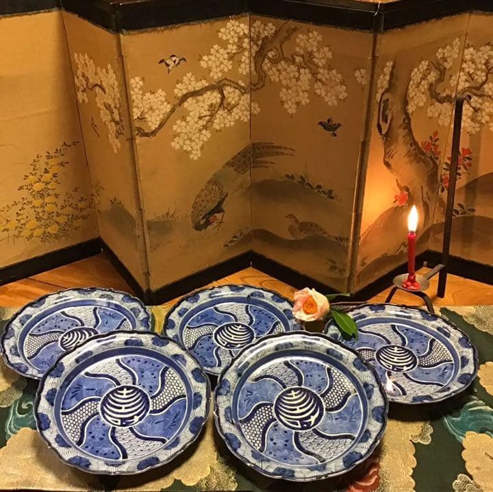 A553 古伊万里　染付　見込白抜寿文字　墨弾捻り紋様　綾花型　皿　5枚