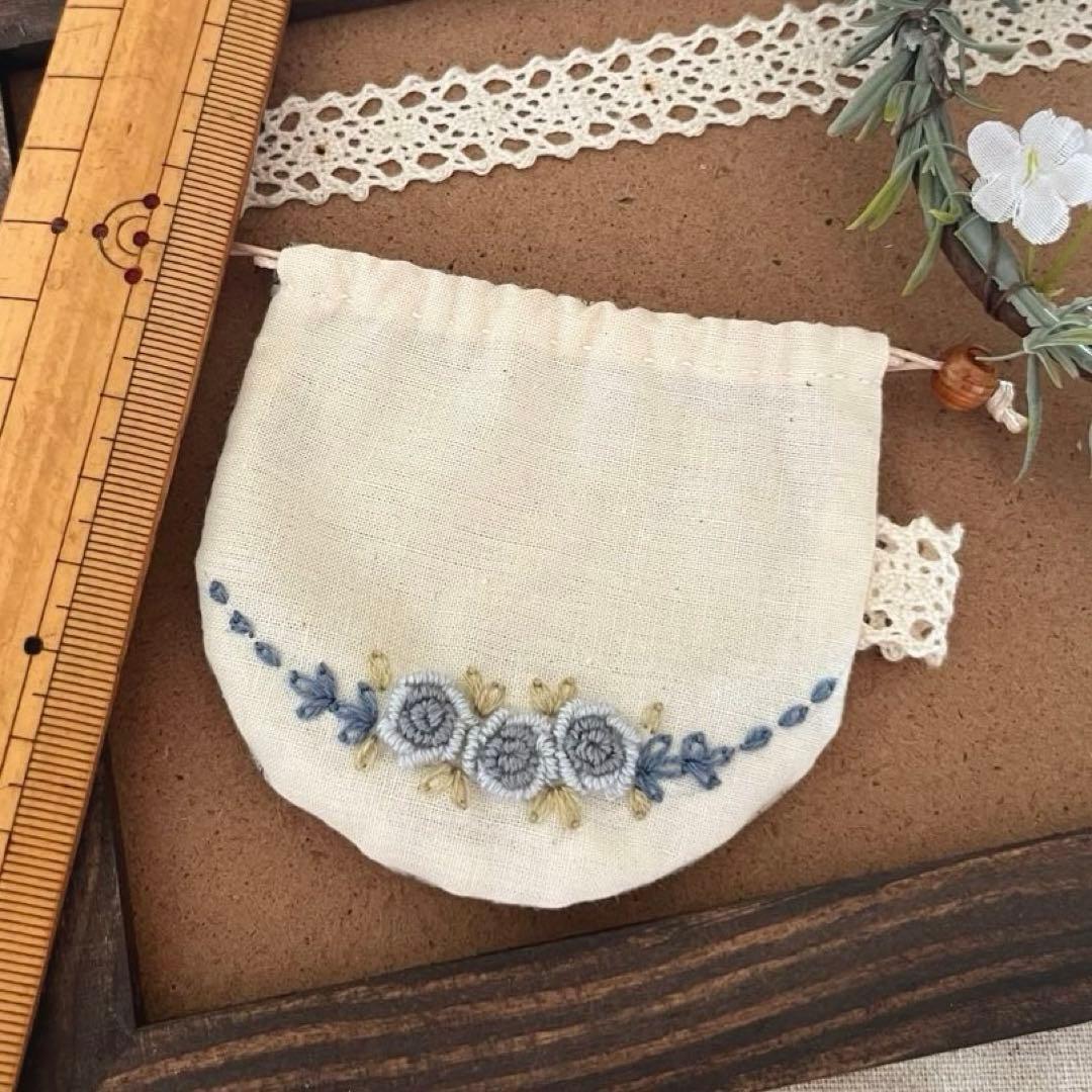 2410-37 手のひら巾着サシェ 香り袋 刺繍入り ローズネックレス ブルー