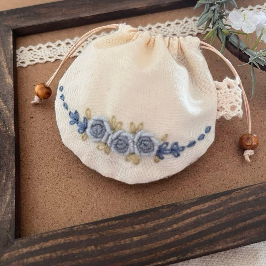 2410-37 手のひら巾着サシェ 香り袋 刺繍入り ローズネックレス ブルー