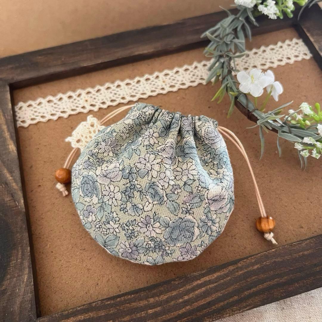 2410-37 手のひら巾着サシェ 香り袋 刺繍入り ローズネックレス ブルー