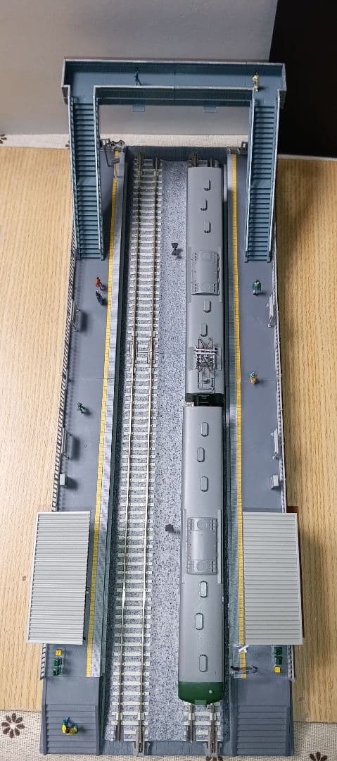 Nゲージ 対向式ホームセット（レール付き）ジオラマ ②