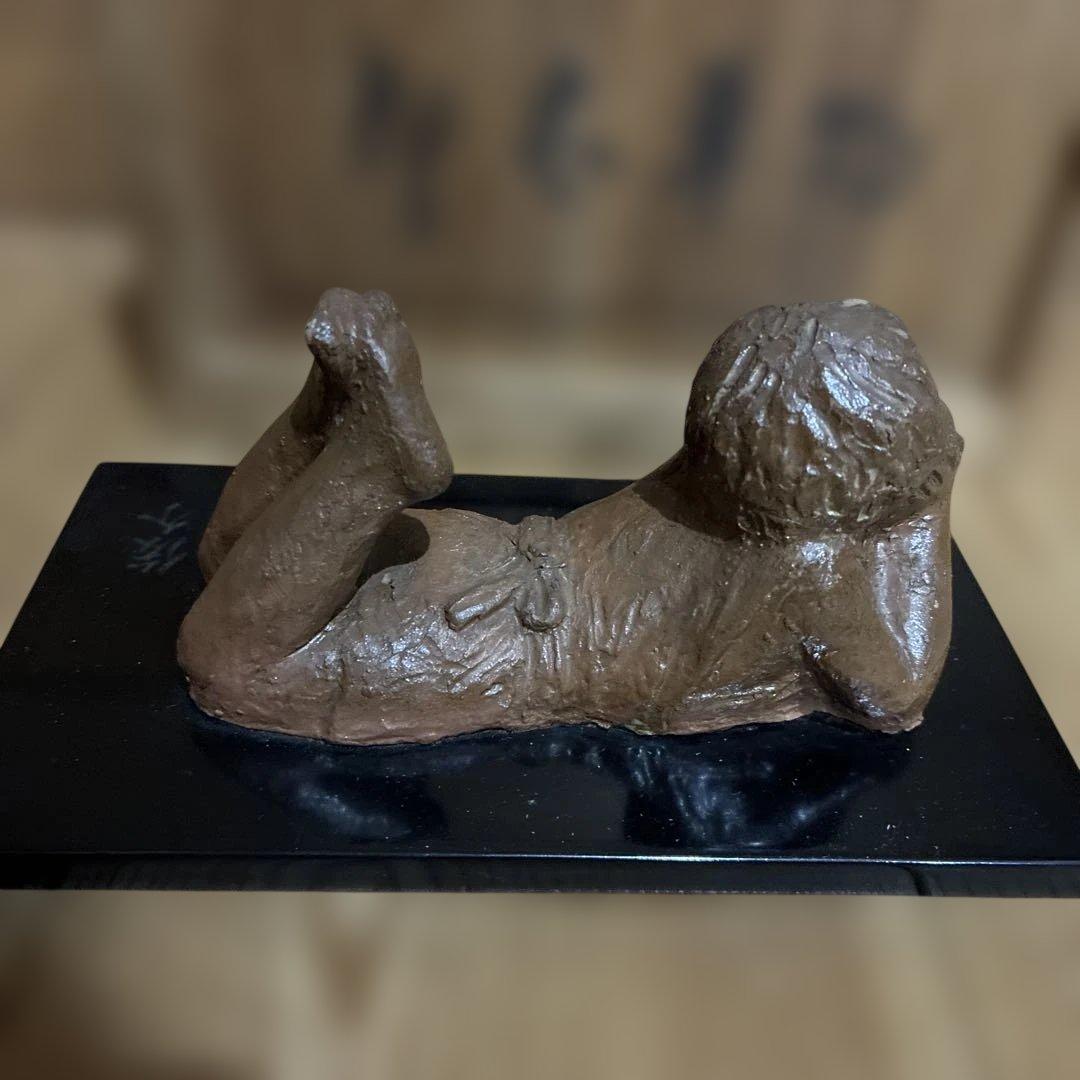 彫刻家 上條俊介作 ブロンズ製　ものぐさ太 郎像 漆板