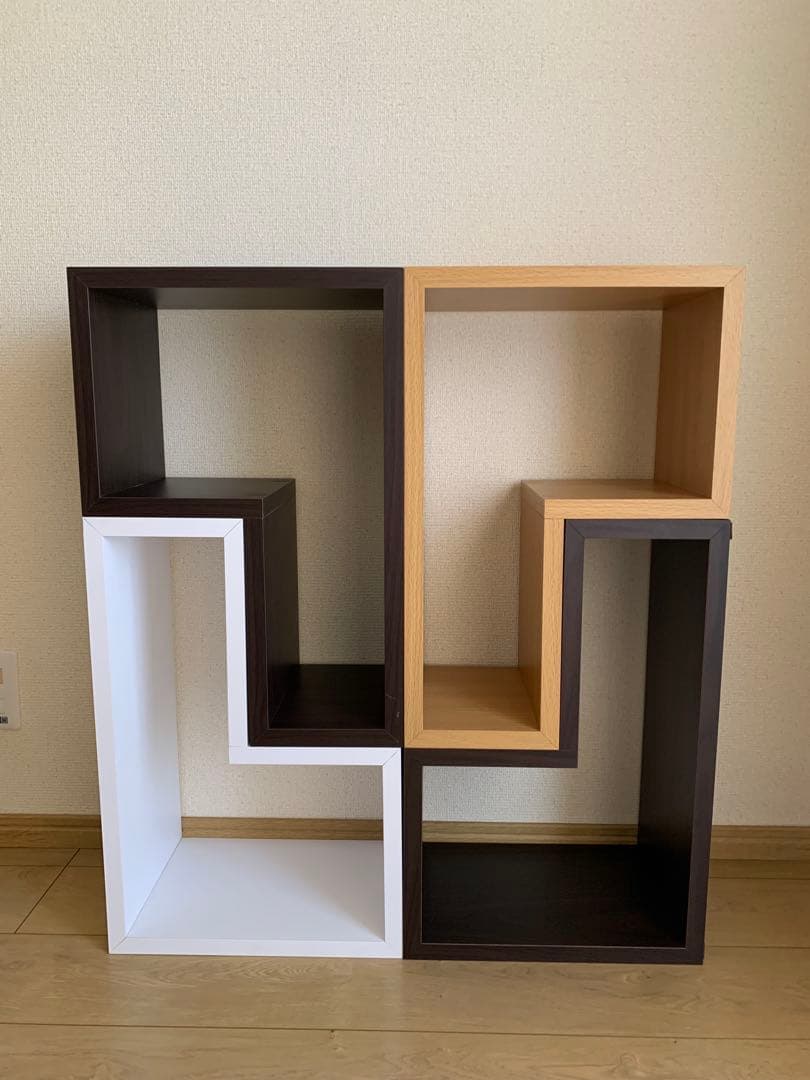 幾何学的デザインのシェルフ