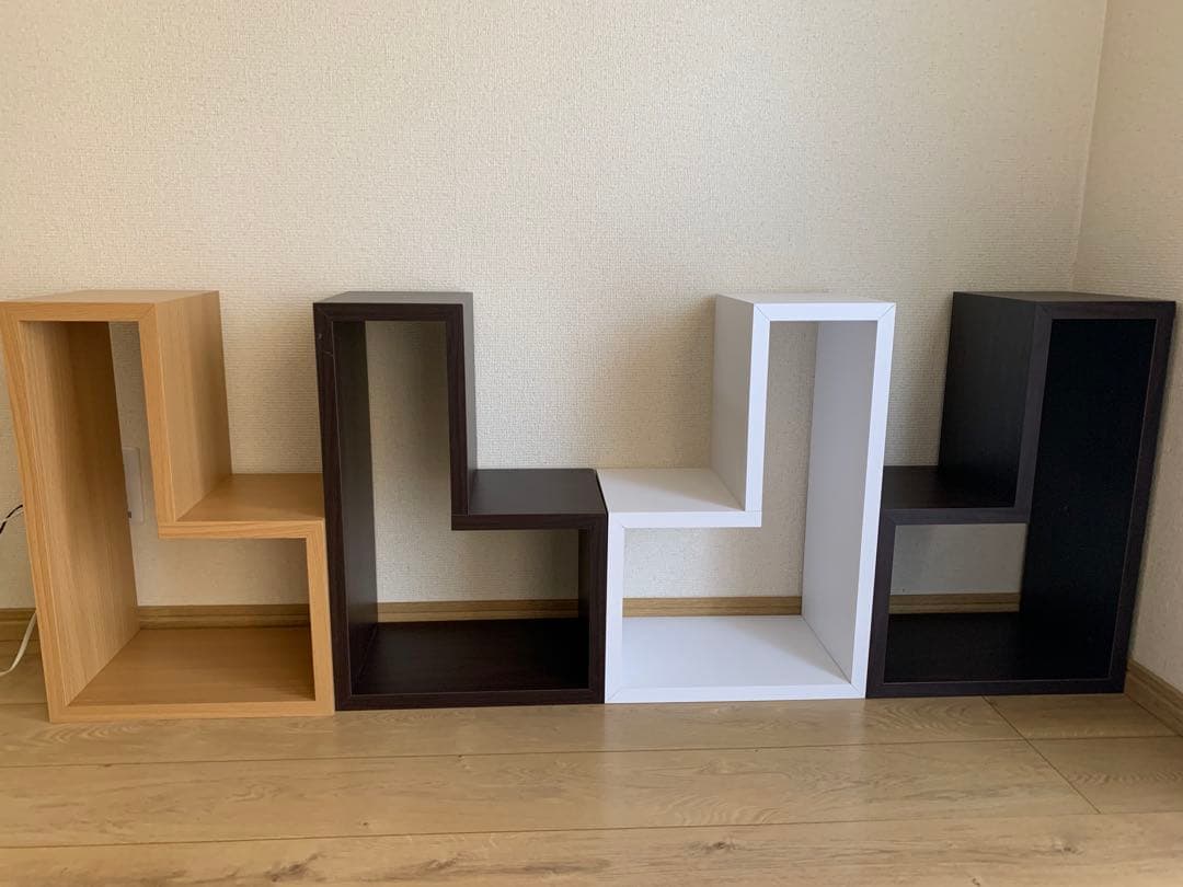 幾何学的デザインのシェルフ