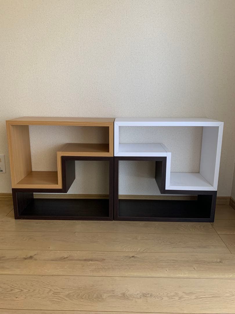 幾何学的デザインのシェルフ