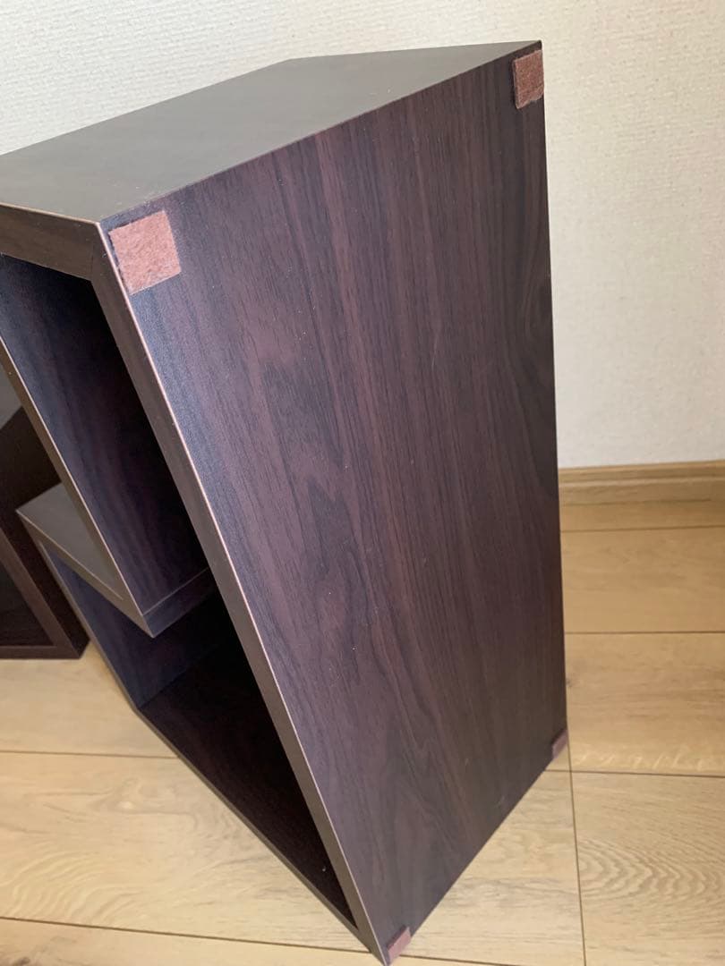 幾何学的デザインのシェルフ