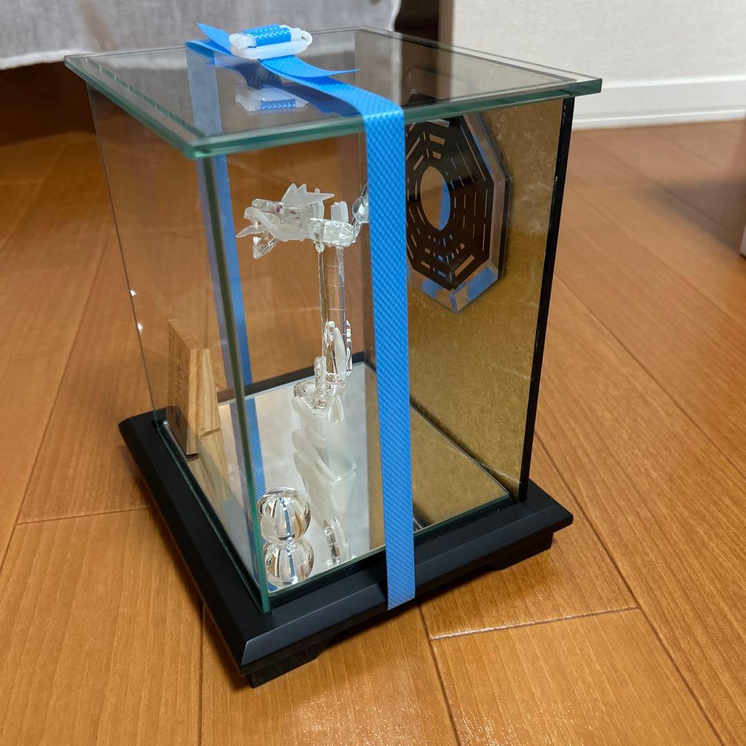 水晶　章玉作　龍の置物 金色背景