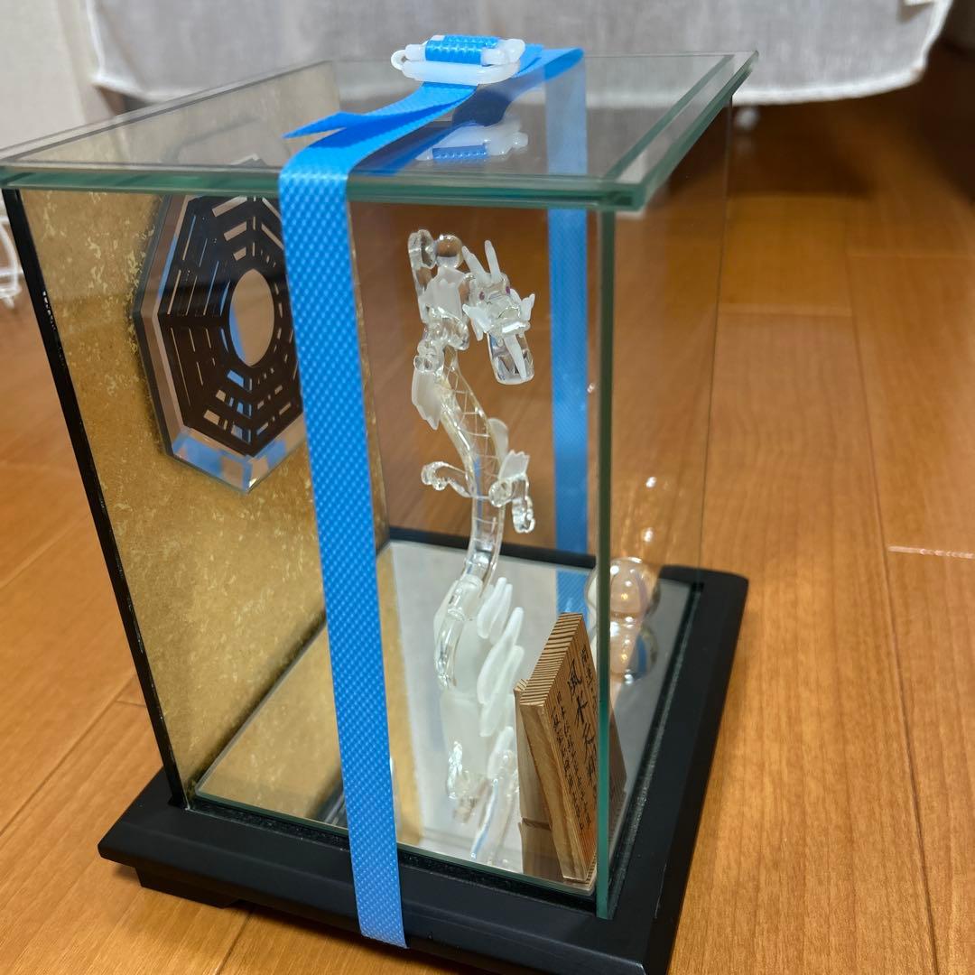 水晶　章玉作　龍の置物 金色背景