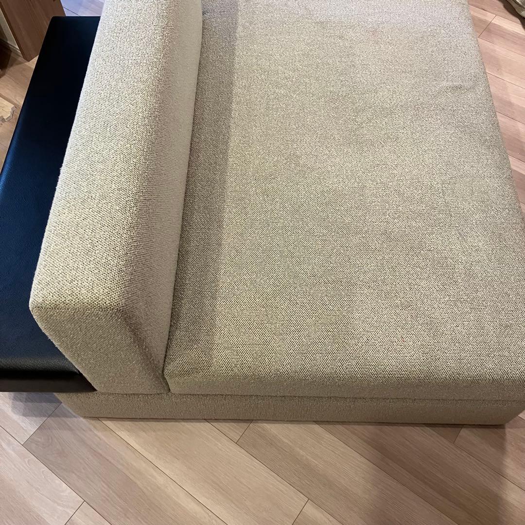 オーダーメイド品のソファサンゲツの生地、ソファベッドサイドテーブル付き