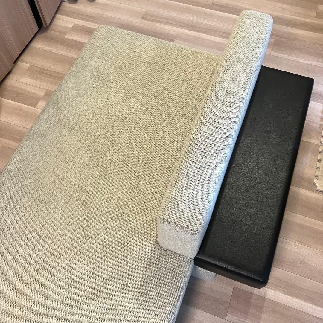 オーダーメイド品のソファサンゲツの生地、ソファベッドサイドテーブル付き