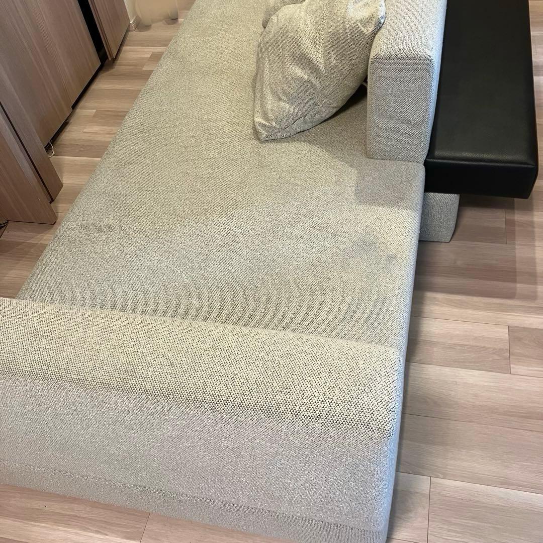 オーダーメイド品のソファサンゲツの生地、ソファベッドサイドテーブル付き