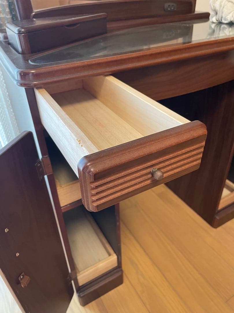 ダークブラウン木製ドレッサー・ミラー付き