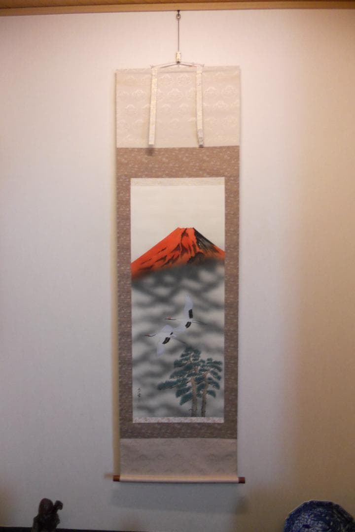 掛け軸 春峰 赤富士双鶴 絹本 希少 軸装 茶道具 掛軸 美品 です