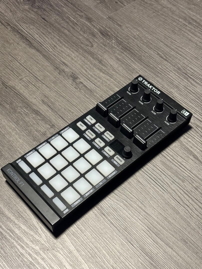 TRAKTOR KONTROL F1 MIDIコントローラー