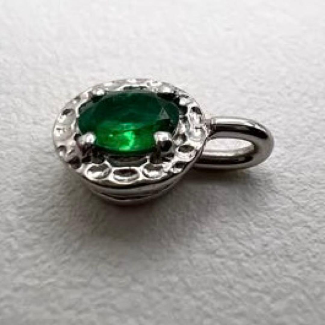 プラチナpt900ペンダントトップ　エメラルド　0.16ct 0.96 g