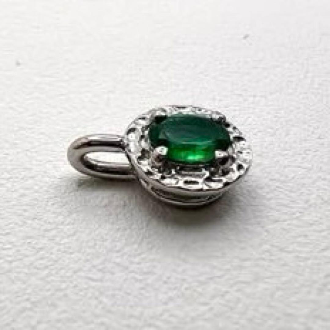 プラチナpt900ペンダントトップ　エメラルド　0.16ct 0.96 g