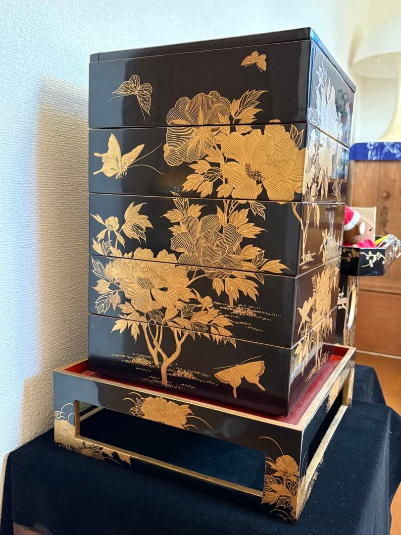 黒塗木地 内朱 時代 花蝶蒔絵 五段重箱 共箱 骨董品 漆器 漆芸 牡丹 揚羽