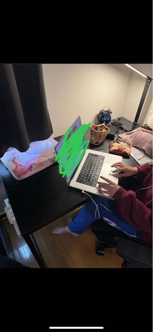 シンプルでシックな木製デスク