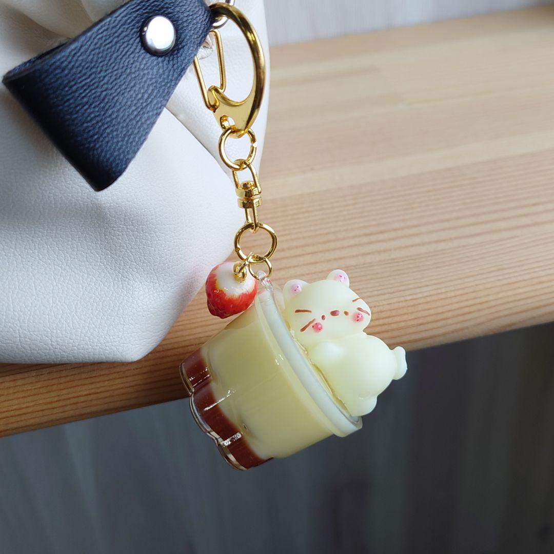 おひるねにゃんこのプリンチャーム フェイクスイーツ キーホルダー 猫 レジン