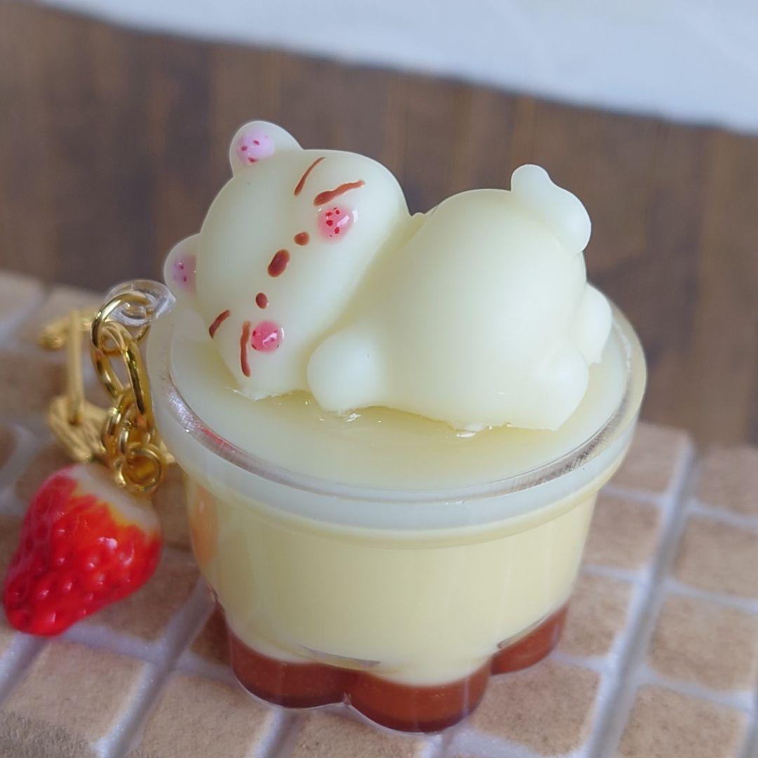 おひるねにゃんこのプリンチャーム フェイクスイーツ キーホルダー 猫 レジン