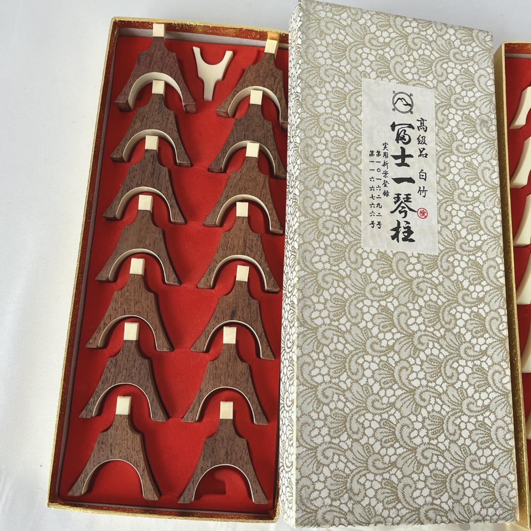 桃三郎 演奏会用　子持ち綾杉彫り　琴　13弦　玉緑包み柏葉　くり甲　保作