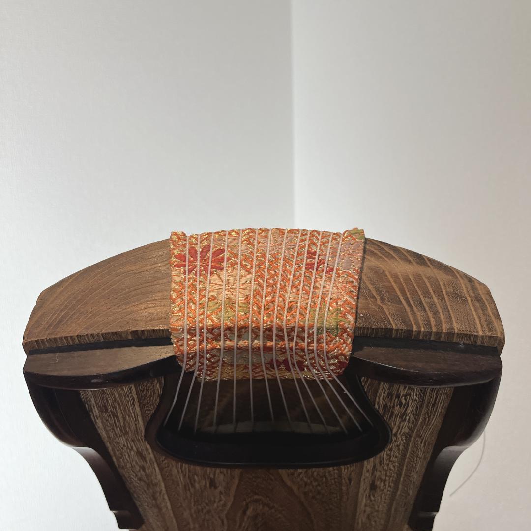 桃三郎 演奏会用　子持ち綾杉彫り　琴　13弦　玉緑包み柏葉　くり甲　保作