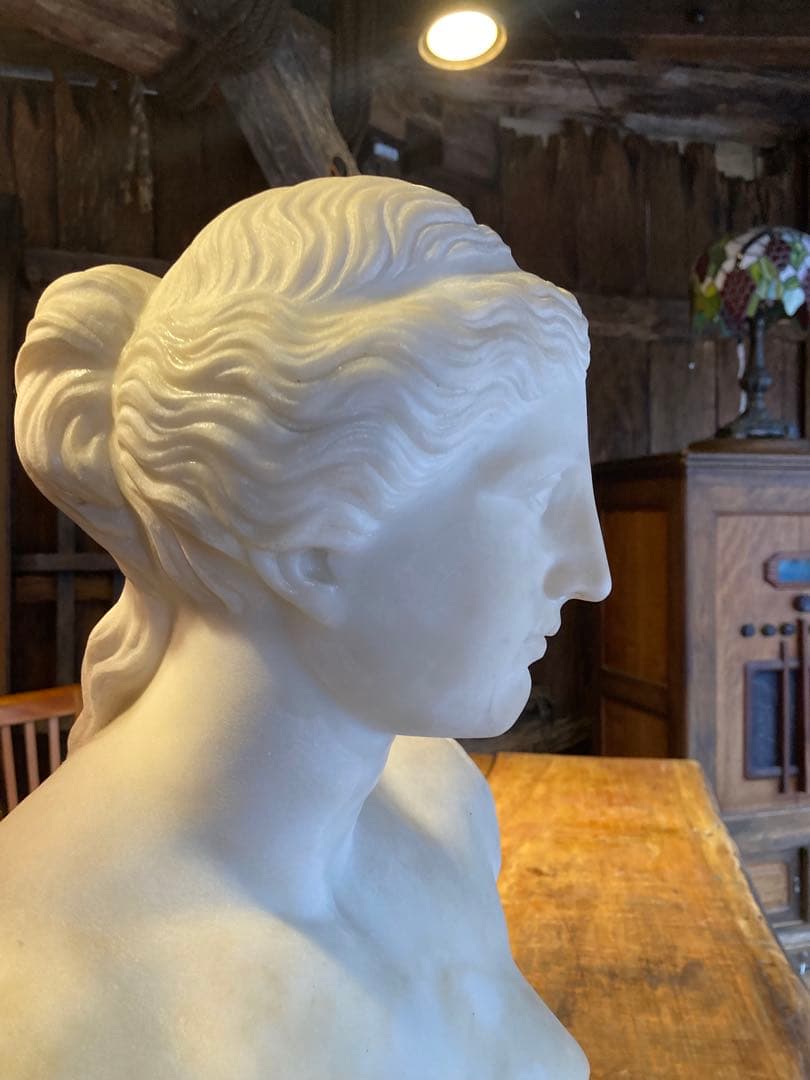 ビーナスの胸像　大理石像