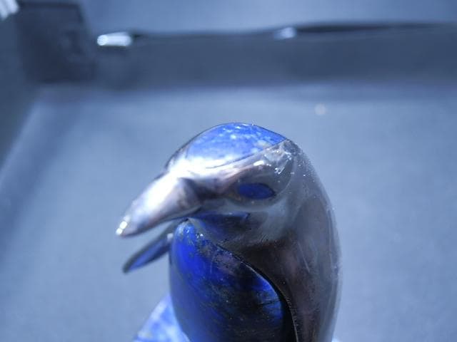 ラピスラズリ　銀のコートを着たペンギン　ペン銀