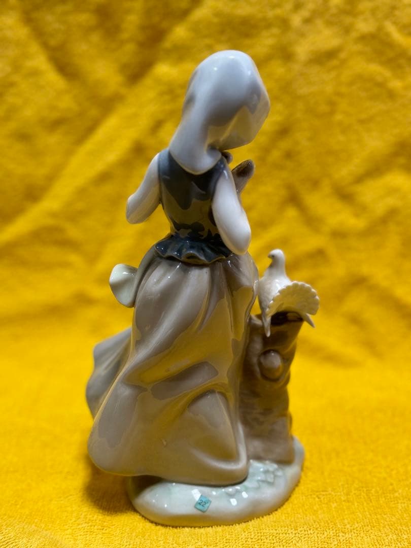 希少美品　リヤドロ　鳩と少女