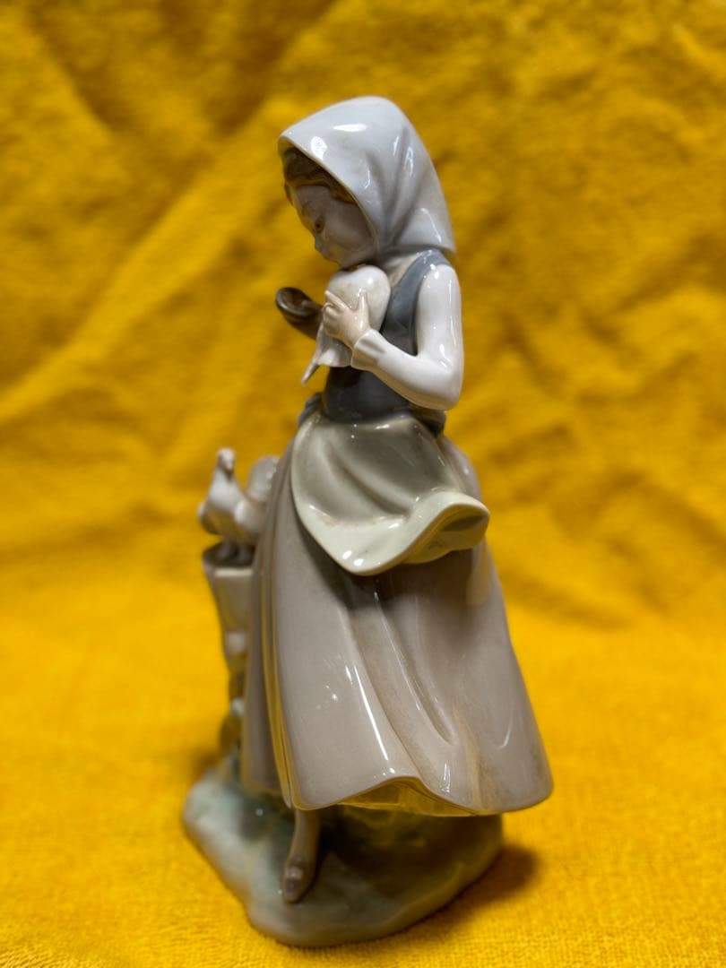 希少美品　リヤドロ　鳩と少女