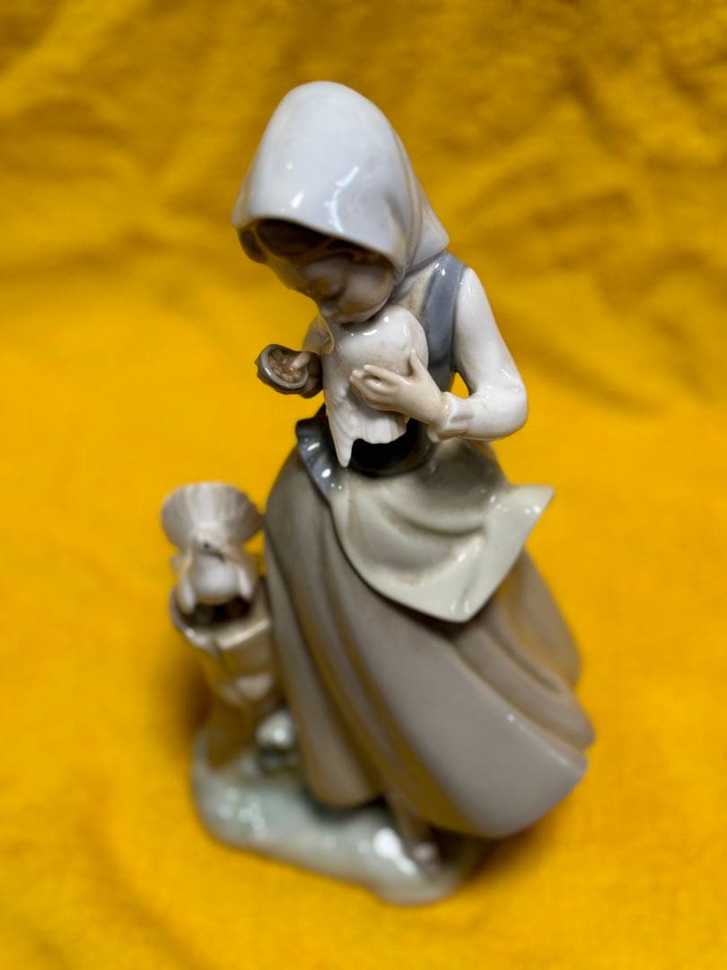 希少美品　リヤドロ　鳩と少女
