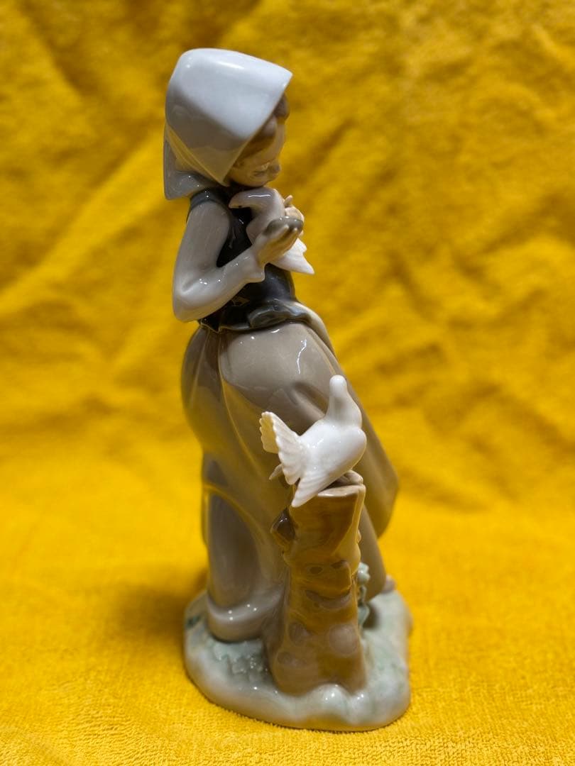 希少美品　リヤドロ　鳩と少女