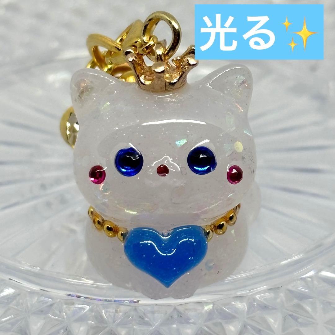 光る✨️ キラキラ猫ちゃんチャーム - メルカリ