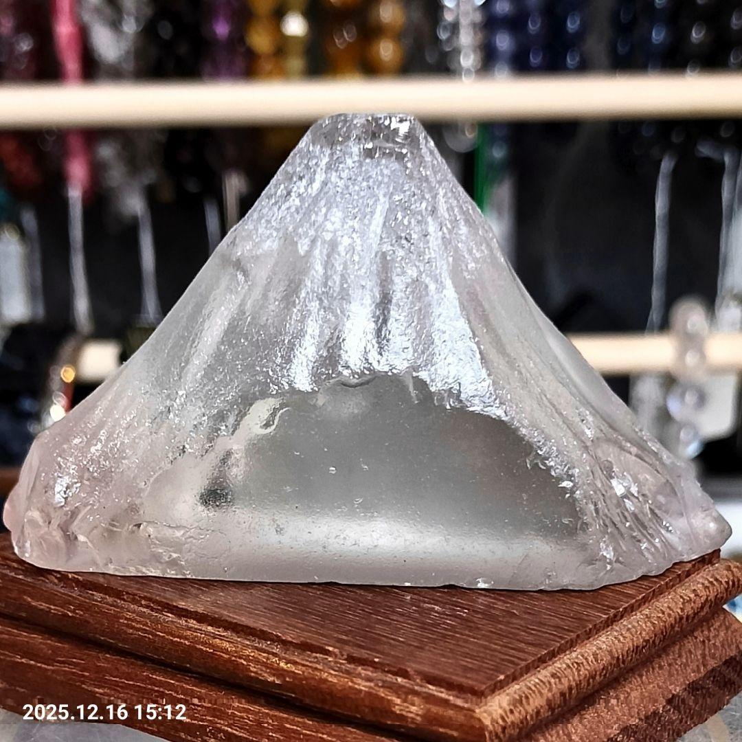 天然水晶 富士山彫刻 雪富士 一点物 手彫り コレクション 天然石 インテリア