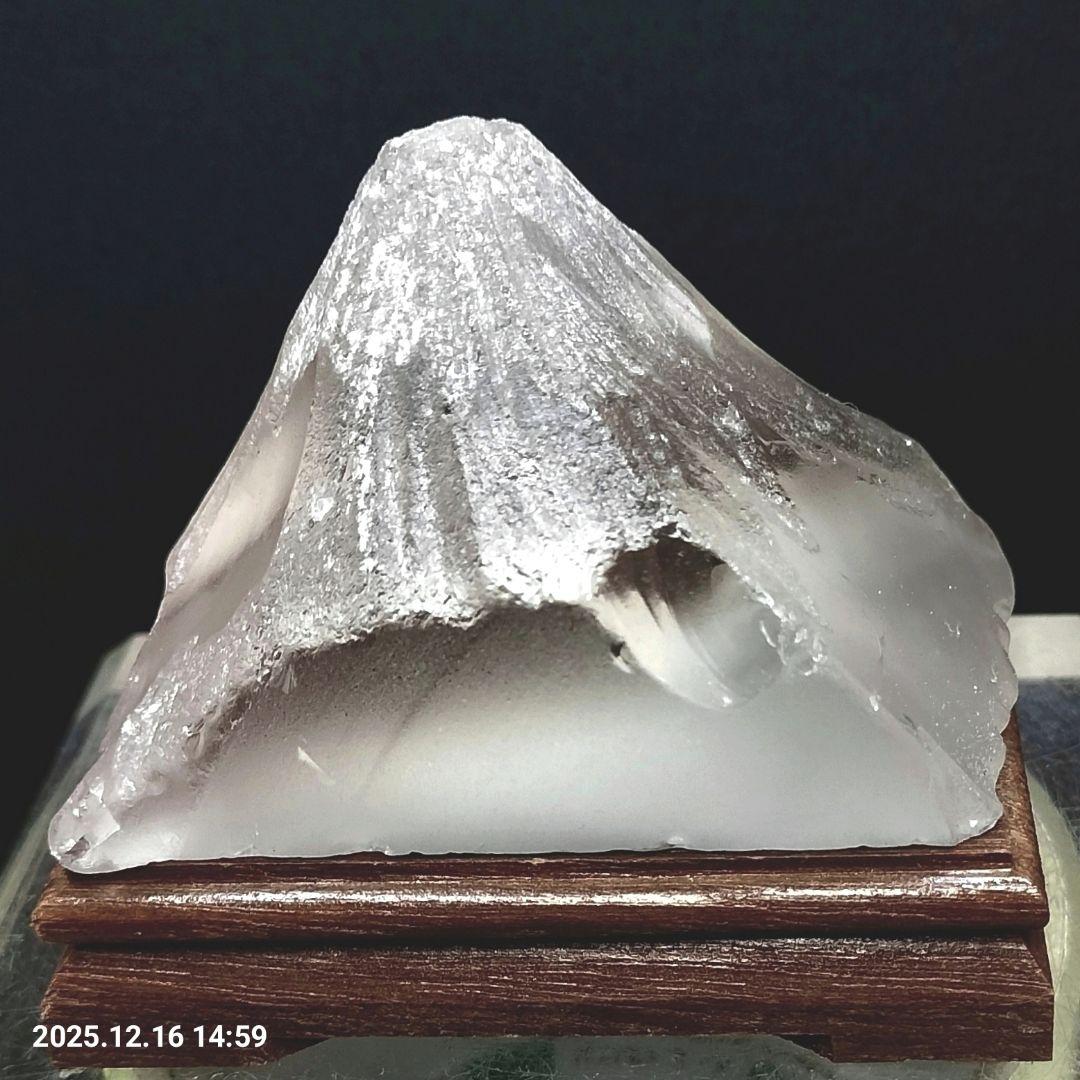 天然水晶 富士山彫刻 雪富士 一点物 手彫り コレクション 天然石 インテリア
