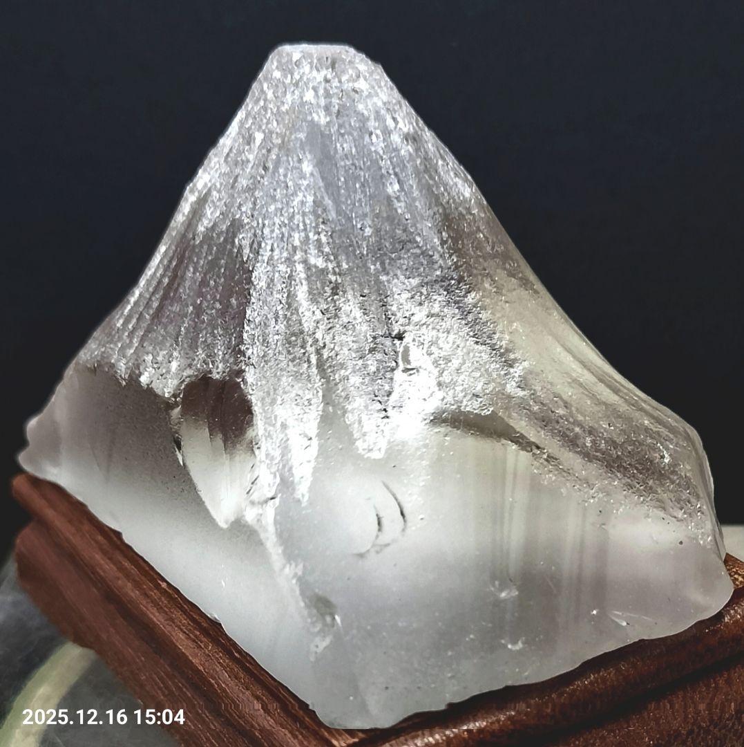 天然水晶 富士山彫刻 雪富士 一点物 手彫り コレクション 天然石 インテリア