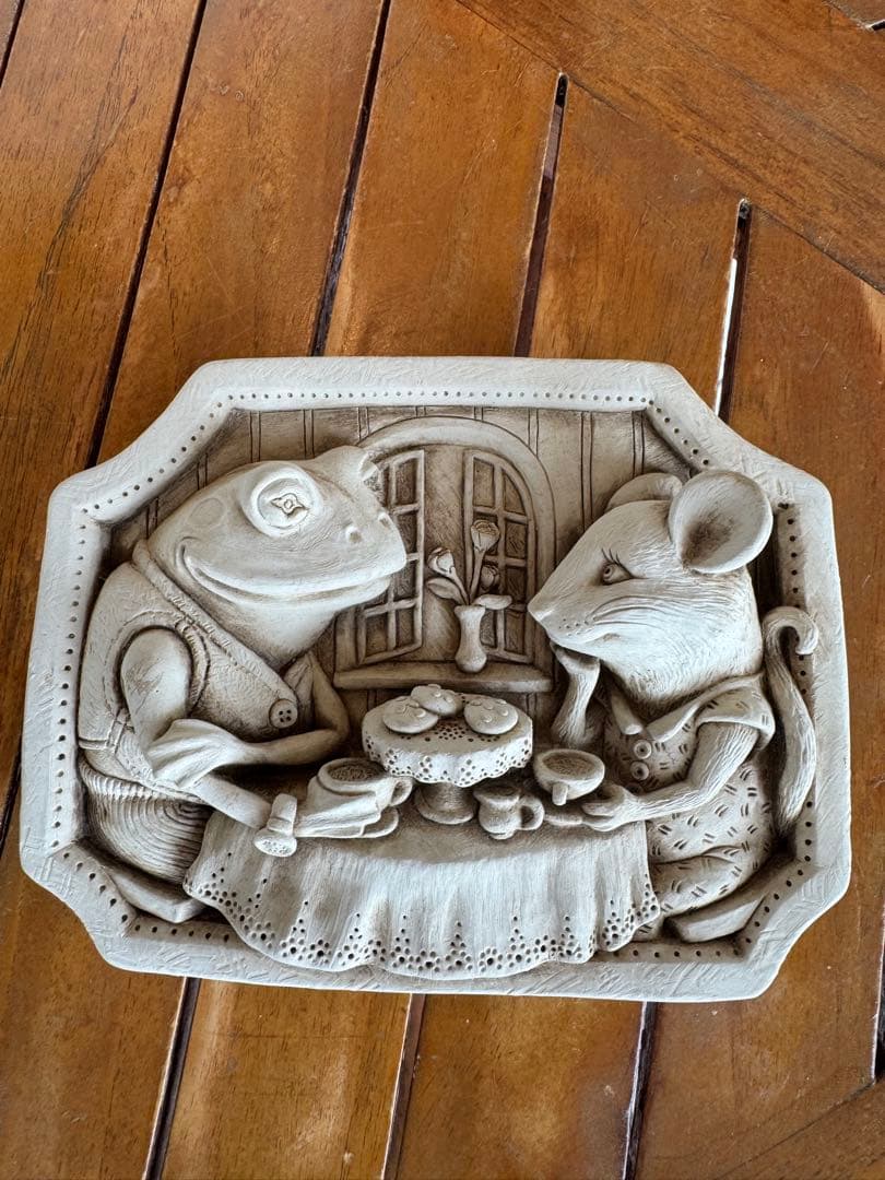 カエルとネズミのtea time ライムストーン　壁掛けオーナメント