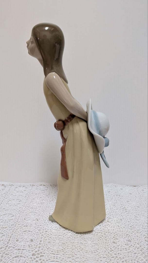 LLADRO　リヤドロ　【お気遣いなく(若草色の少女)】リアドロ Ｌ186