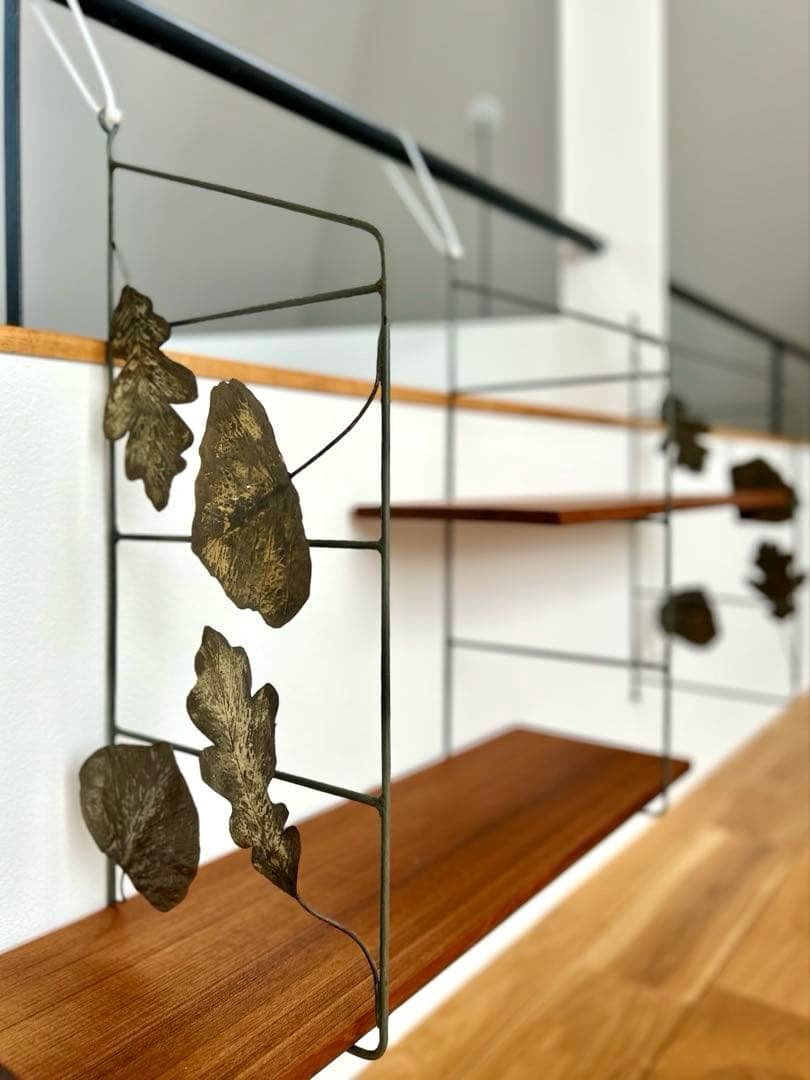 独60年代　ヴィンテージ・アイアンシェルフ　真鍮の葉っぱモチーフとチーク材の棚板